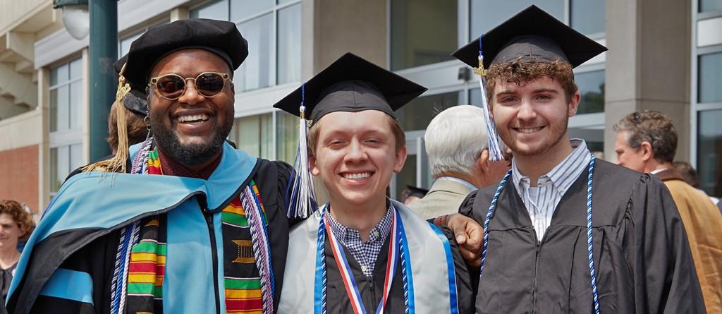 毕业典礼后，三位北大学生站在一起