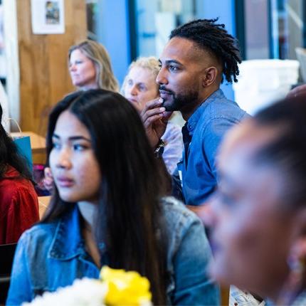 美国东北大学的学生们在有色人种学者早餐会上坐着